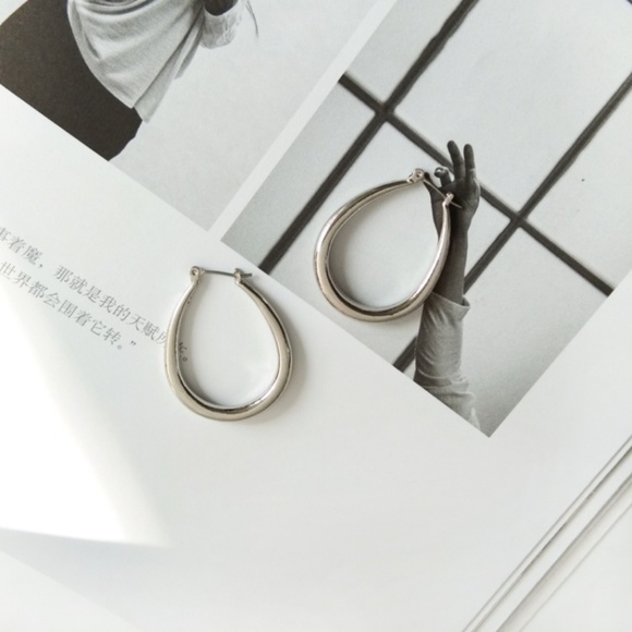 Minimalist Hoop Earring Silver - Picture 6 of 8